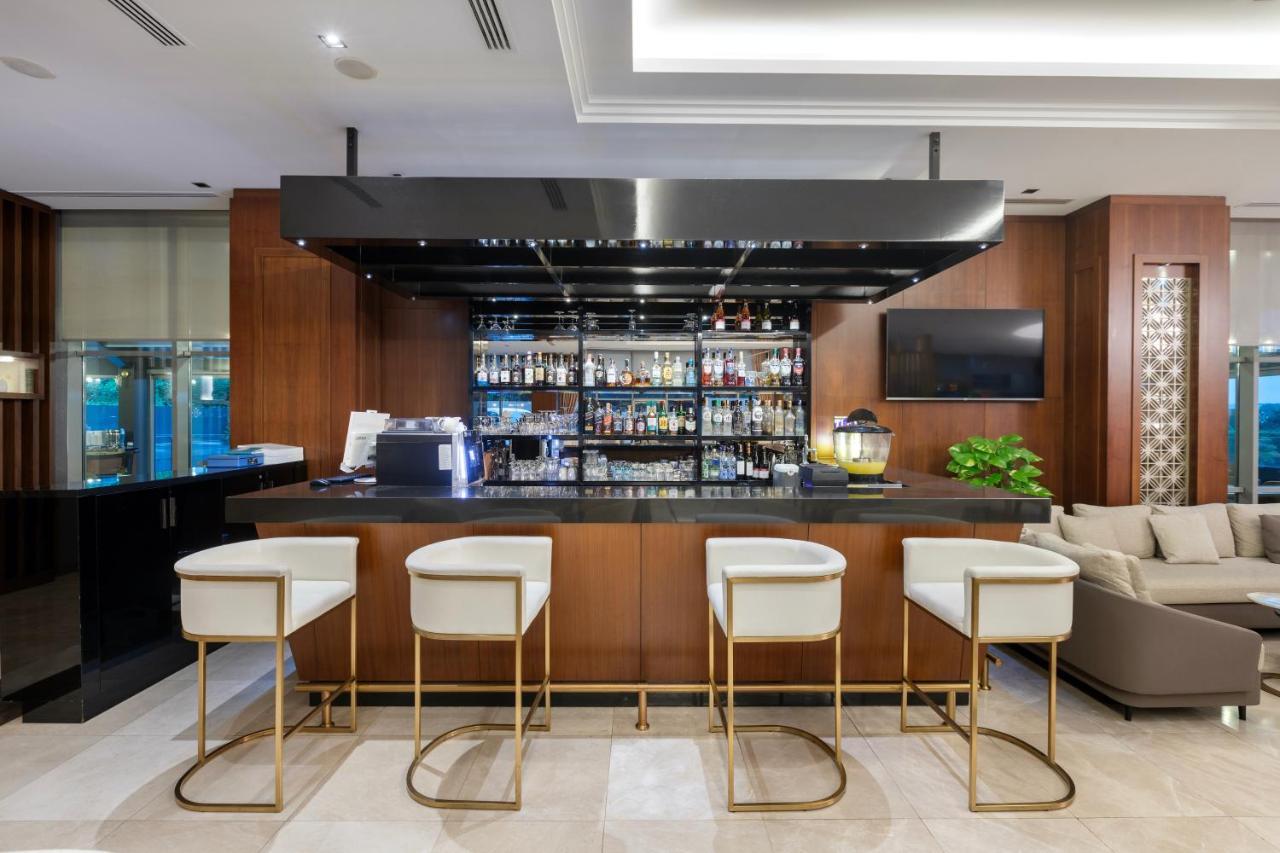 Miracle Istanbul Asia Airport Hotel & Spa Zewnętrze zdjęcie The bar at the lounge