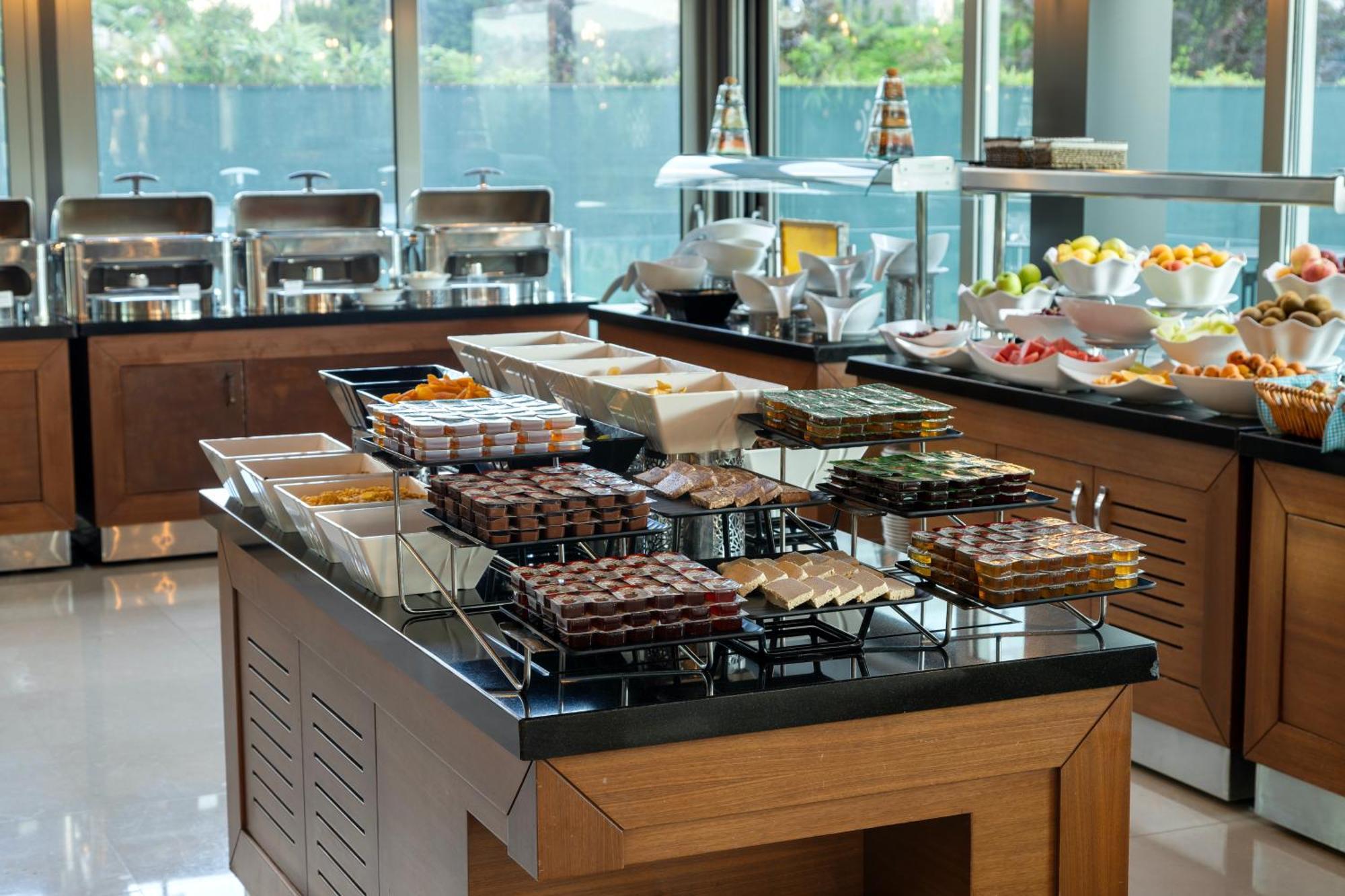 Miracle Istanbul Asia Airport Hotel & Spa Zewnętrze zdjęcie A buffet at a hotel